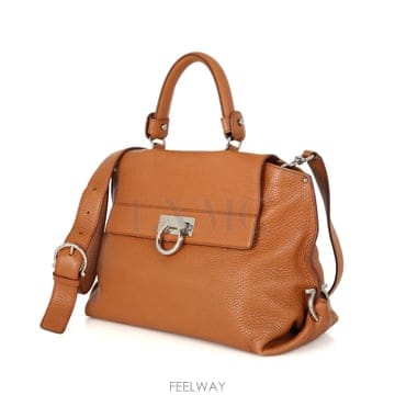Ferragamo �̽����� ����󰡸� ���Ǿ� 21A896 ��Ʈ ����� ���� ���� ��ġ�� �����Ϲ̽����� ��󰡸� ���Ǿ� 21A896 ��Ʈ ����� ���� ��