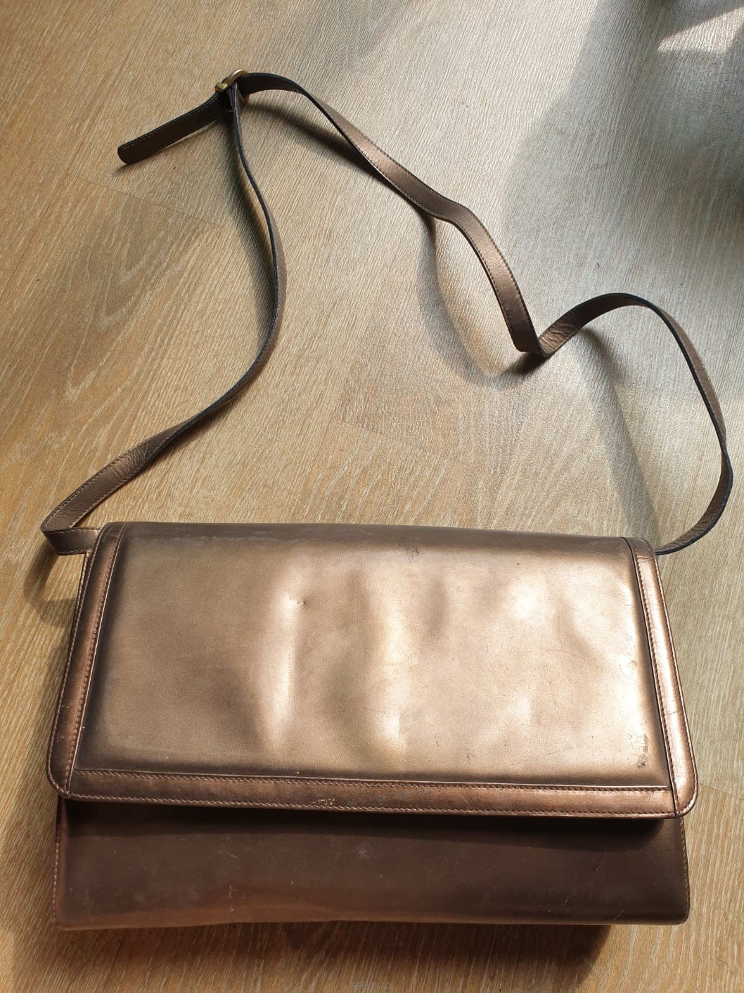 Ferragamo �����ϰ� ������ ���� ��ǰ ��󰡸�(Ferragamo) ��Ż�� ����� ���� �÷� ũ�ν��� Ŭ��ġ��  (��ǰ)�����ϰ� ������ ���� ��ǰ ��󰡸�(Ferragamo) ��Ż�� 