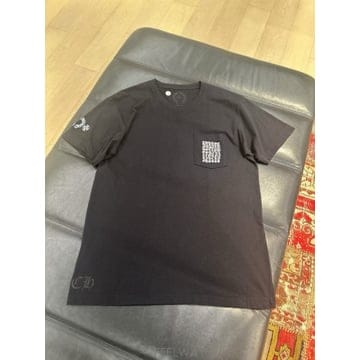 Chrome Hearts 26FW ũ������ �ΰ� ������ Ƽ����26FW ũ������ �ΰ� ������ Ƽ����