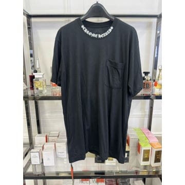 Chrome Hearts 26FW ũ������ �ؽ�ũ��Ʈ �ΰ� Ƽ����26FW ũ������ �ؽ�ũ��Ʈ �ΰ� Ƽ����