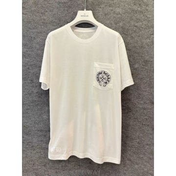 Chrome Hearts 26FW ũ������ �ΰ� ������ Ƽ����26FW ũ������ �ΰ� ������ Ƽ����