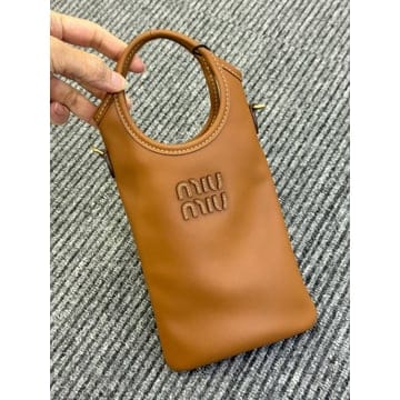Miu Miu 26FW �̿�̿� ����Ʈ�� ���̽� �̴� ũ�ν���26FW �̿�̿� ����Ʈ�� ���̽� �̴� ũ�ν���