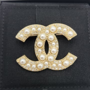 샤넬 클래식 CC로고 진주 펄 브로치 골드 A64762 B06258 ND321