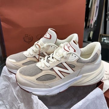 [국내] 정품/두배보상/남성/로로피아나X뉴발란스/990v6 메이드인 USA 크림 스니커즈