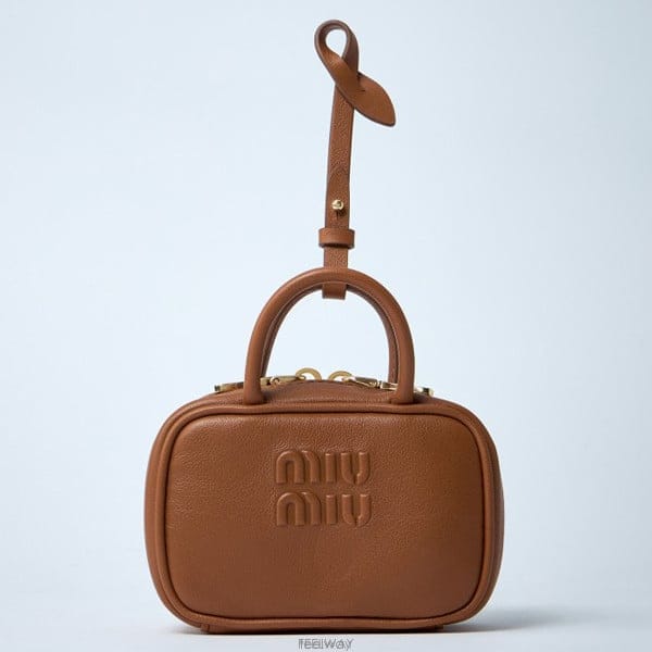 26 FW 미우미우 Micro Beau 마이크로 보 레더 스트랩 파우치백 브라운 5NR036 AF8W F0