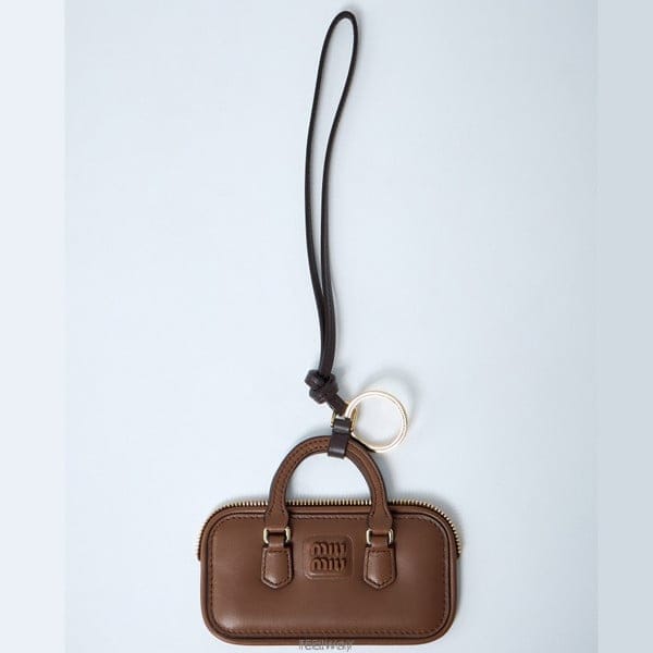 26 FW 미우미우 아르카디 Arcadie 레더 백 모티프 키링 브라운 5TL356 2CWA F0046