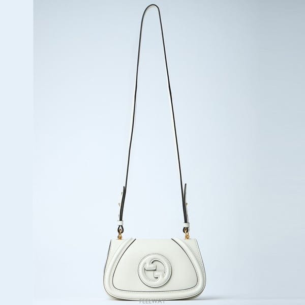 26 FW 구찌 블론디 Blondie 로고 모티프 패치 레더 숄더백 화이트 815700 AAEC2 9050