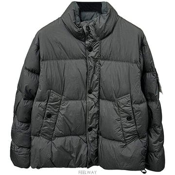 [스톤아일랜드] 25FW 와펜패치 가먼트 다이드 크링클 랩스 다운 자켓 다크 그레이 남성 자켓 K2S1541