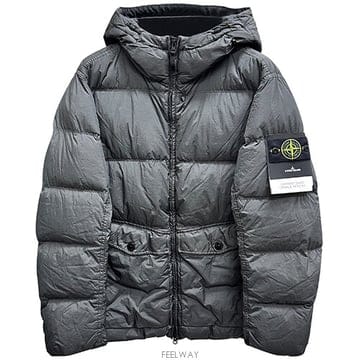 [스톤아일랜드] 25FW 와펜패치 가먼트 다이드 크링클 랩스 후드 다운 자켓 다크 그레이 남성 자켓 K2S1