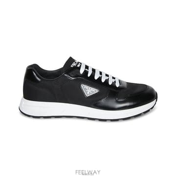26 FW 프라다 로고 플라크 러버솔 로우탑 스니커즈 2EE443FG0003LF5