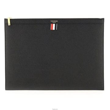 톰브라운 25FW 페블그레인 미듐 클러치백 블랙 MAC021L 00198 001