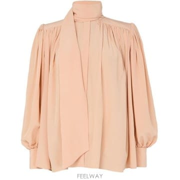 26 FW 끌로에 Lavalliere 드레이프 넥 트리밍 루치드 블라우스 샌드 브라운