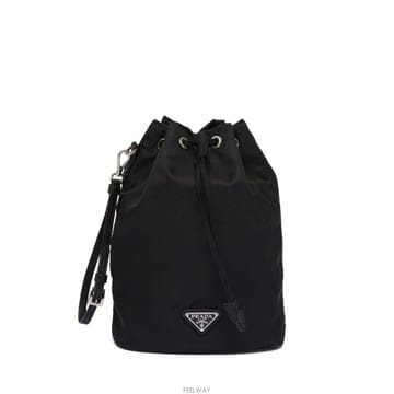 프라다 26FW 리나일론 파우치 로고 플라크 드로스트링 1NS369 R067 F0002