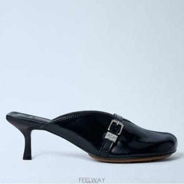 26 FW 가니 Sue 로고 엠보스 버클 하이샤인 레더 뮬 펌프스 블랙 S3216 099