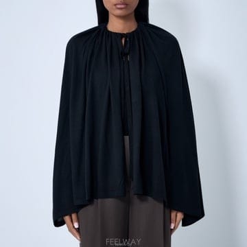 26 FW 토템 셀프타이 개더드 넥라인 드로우스트링 케이프 블랙 252 WRT0551 YA0190 00