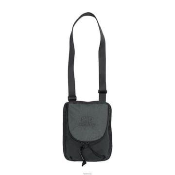 CP컴퍼니 25FW 로고 자수 플레인 페이퍼 터치 숄더백 차콜그레이 19CMAC119A 110188G
