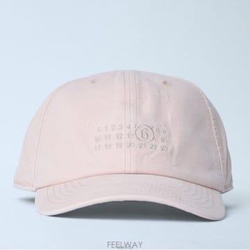 26 FW MM6 메종 마르지엘라 시그니처 로고 모티프 코튼 볼 캡 라이트 SH0TC0008 M3534