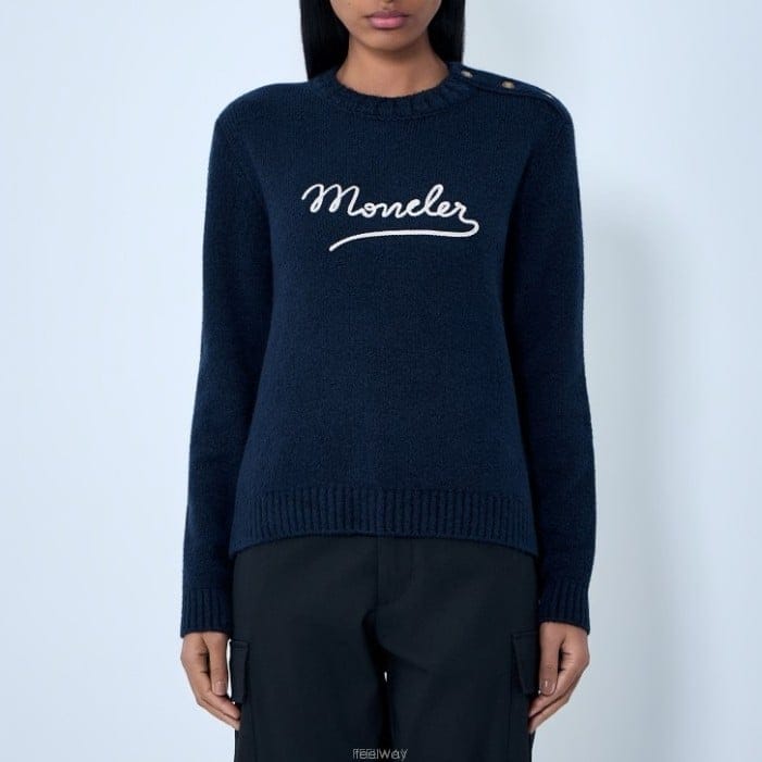 26 FW 몽클레어 버튼 숄더 로고 디테일 울 니트 스웨터 블루 L1093 9C00010 M9202 778