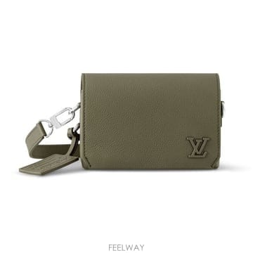 26 FW 루이비통 Fastline 패스트라인 LV 카우하이드 웨어러블 월렛 크로스백
