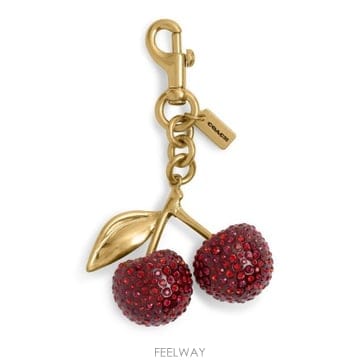 26 FW 코치 체리 Cherry 참 골드톤 피니시 브라스 백참 키링