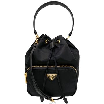 PRADA �����丮 26SS ����� VELA �࿧ �ﰢ �ΰ� �����Ϸ� ��� ��Ŷ�� ���� 1BH038 RV44 F0002�����丮 26SS ����� VELA �࿧ �ﰢ �ΰ� �����Ϸ� ���