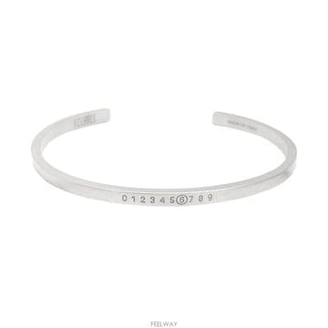 논현 더팩토리 26SS MM6 메종 마르지엘라 로고 슬림 커프 브레이슬릿 팔찌 SM7UY0054 SV0310