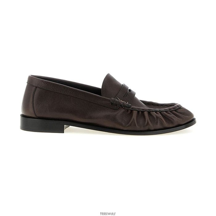 26 FW 생로랑 Le Loafer 로고 플라크 슬립온 로퍼 브라운 83947125VAA