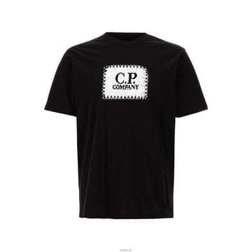 CP컴퍼니 26SS 로고 라벨 프린팅 티셔츠 블랙 RCCMTS723A 005100W 999