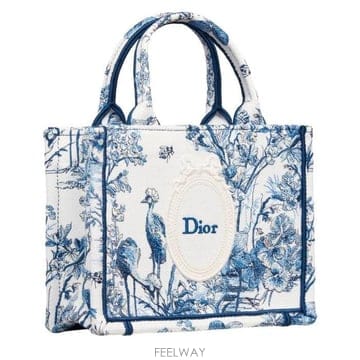 26 FW Book Tote 북 토트 미니 메달리온 프론트 탑핸들 컨비니언트 포켓 토트백