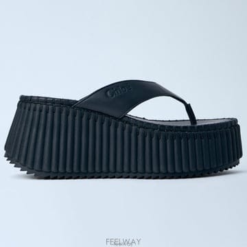 26 FW 끌로에 Nama 로고 데보시드 오픈토 웨지 나마 샌들 블랙 CHC25A10XSN9FB