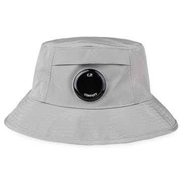 디몬트)CP컴퍼니 렌즈 로고 버킷햇 20CMAC046A 110545A 904