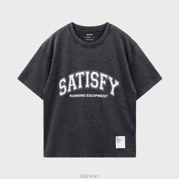 [새티스파이] SATISFY 바시티로고 모스테크 반팔티셔츠 에이지드 블랙 남성 티셔츠 11006-00A04