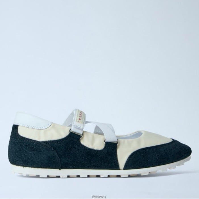 26 FW 마르니 로고 패치 크로스 스트랩 발레리나 플랫 SNZW021000 P7406 ZO432