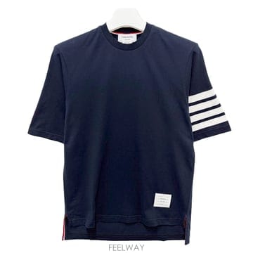 논현 더팩토리 26FW 톰브라운 사선 완장 4바 반팔티 네이비 MJS168G 07862 415