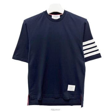 더팩토리 26FW 톰브라운 사선 완장 4바 반팔티 네이비 MJS168G 07862 415