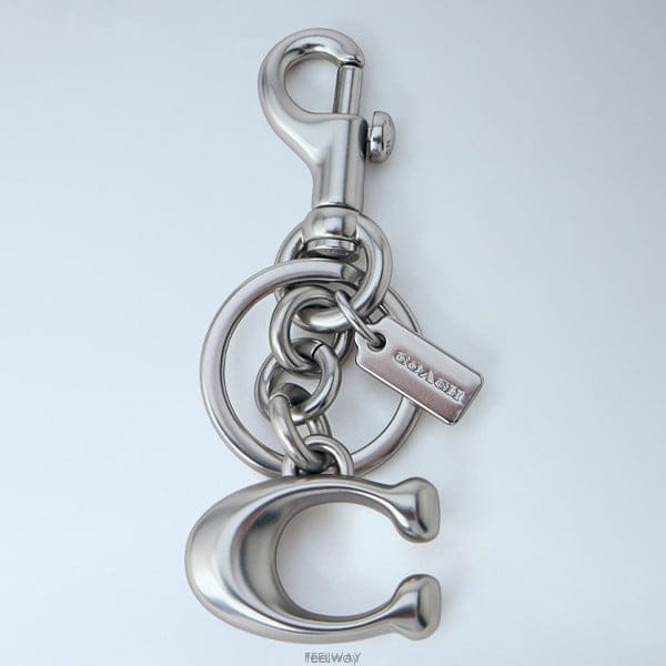 26 FW 코치 C Bag Charm 로고 모티프 팬던트 백참 키링 1635 LHSLV