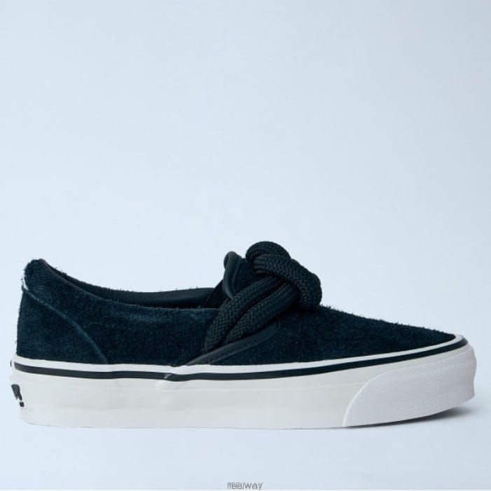 26 FW OTW by 98 Knot 노트 디테일 슬립온 스니커즈 VN000Y1D2BO1