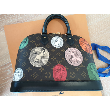 Louis Vuitton ���̺��� �˸� pm�������Դϴ�. ��������Ƽ �ݶ󺸷��̼� ������ ��ǰ. ���´� ���� �̻�� ��Ʈ���Դϴ�.���̺��� �˸� pm�������Դϴ�. ��������Ƽ �ݶ󺸷��̼� 