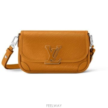 26 FW 루이비통 Buci 부치 LV 오너먼트 로고 모던 카멜 스무드 레더 크로스백
