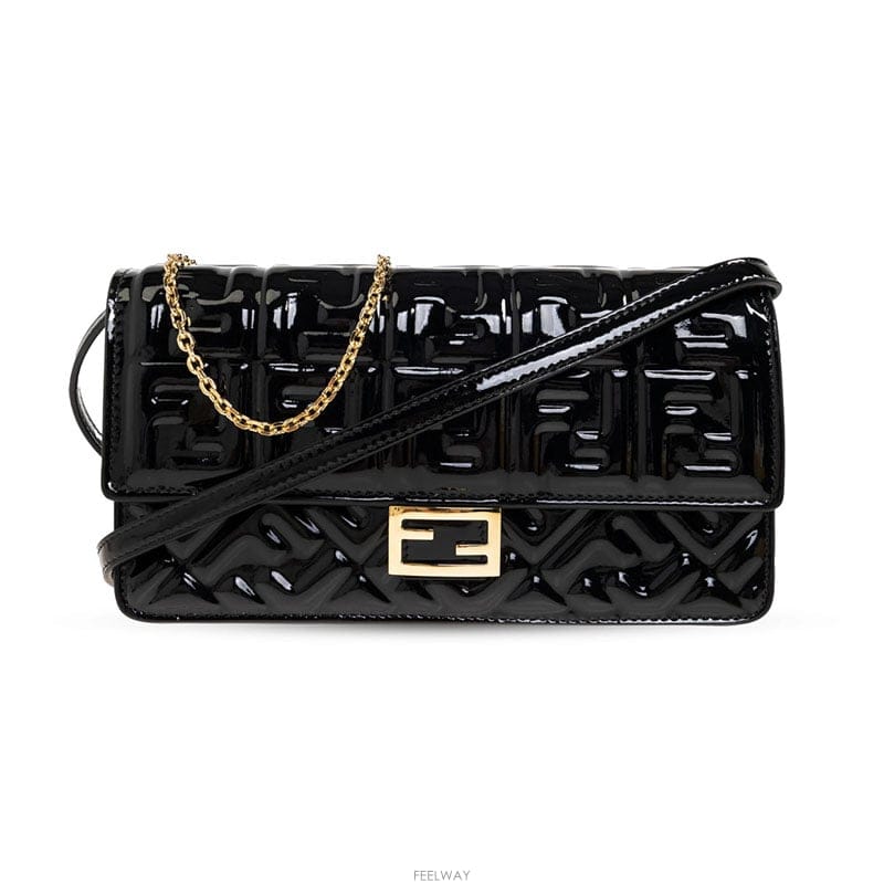 26SS 펜디 페이턴트 레더 월렛 숄더백 8M0498 AW5O F0KUR