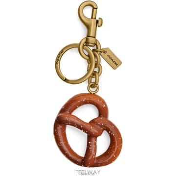 26 FW 코치 Pretzel 프레첼 인그레이빙 로고 백참 키링