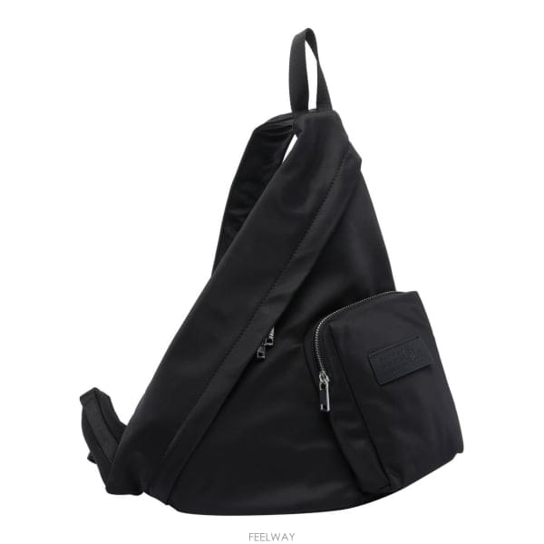 26 FW MM6 메종 마르지엘라 트라이앵글 지퍼 크로스바디 백 T8013 SB5WG0019P8504