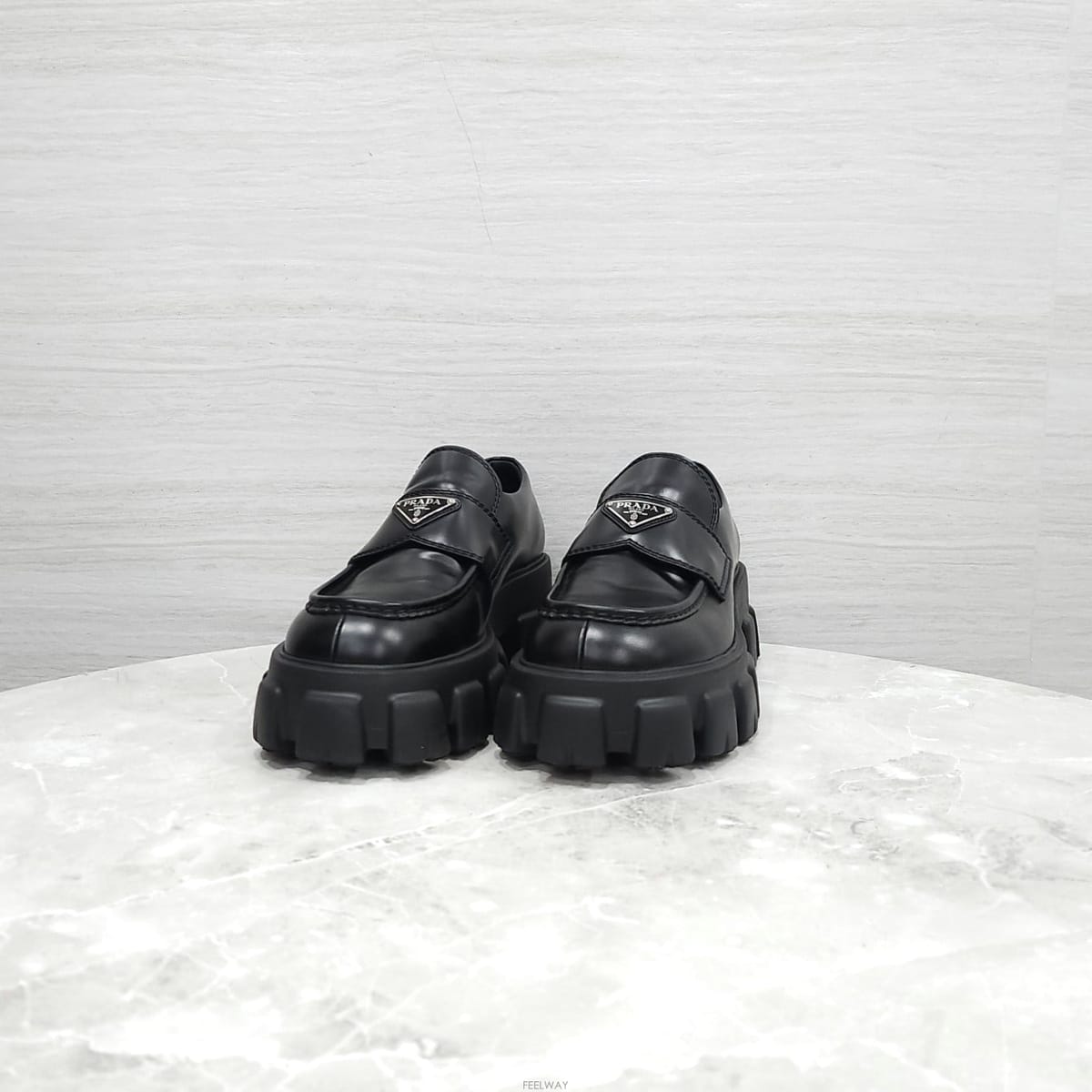 프라다 모놀리스 브러시드 가죽 로퍼 블랙