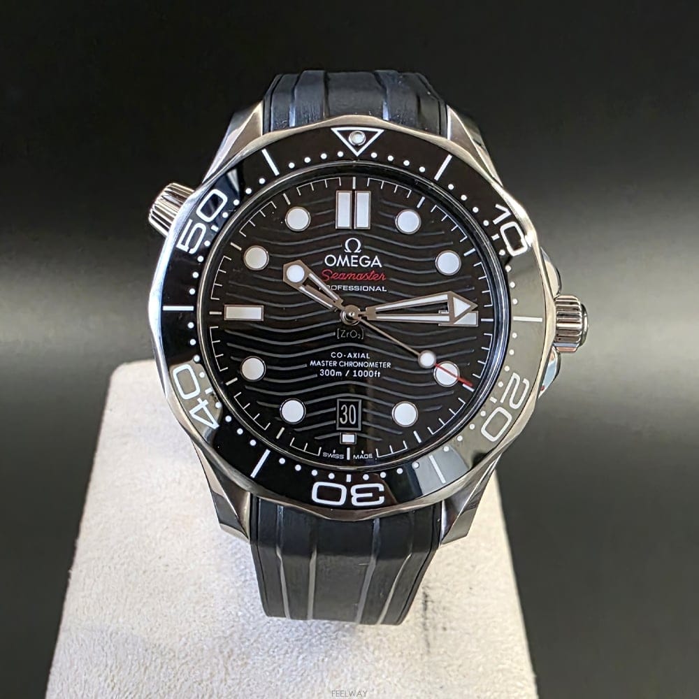 오메가 다이버 300M 코‑액시얼 마스터 크로노미터 42MM 블랙 다이얼 블랙 세라믹 베젤 블랙 러버 스트랩