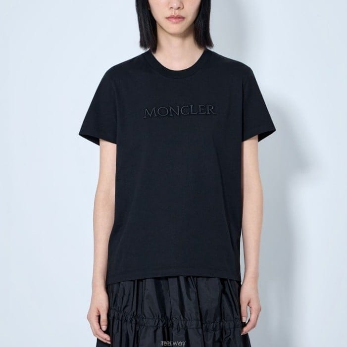 26 FW 몽클레어 로고 모티프 패치 슬리브 프론트 디테일 티셔츠 L2093 8C00021 89AUO 
