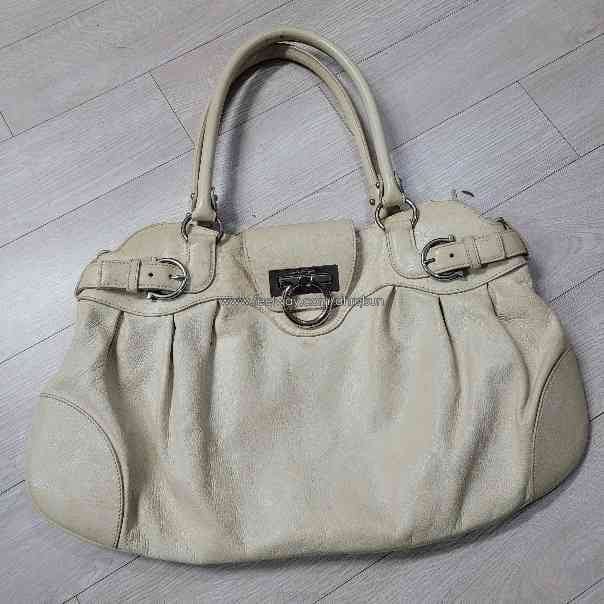 Ferragamo ��󰡸� ��ġ�� ����� ���̺��� �÷���󰡸� ��ġ�� ����� ���̺��� �÷�