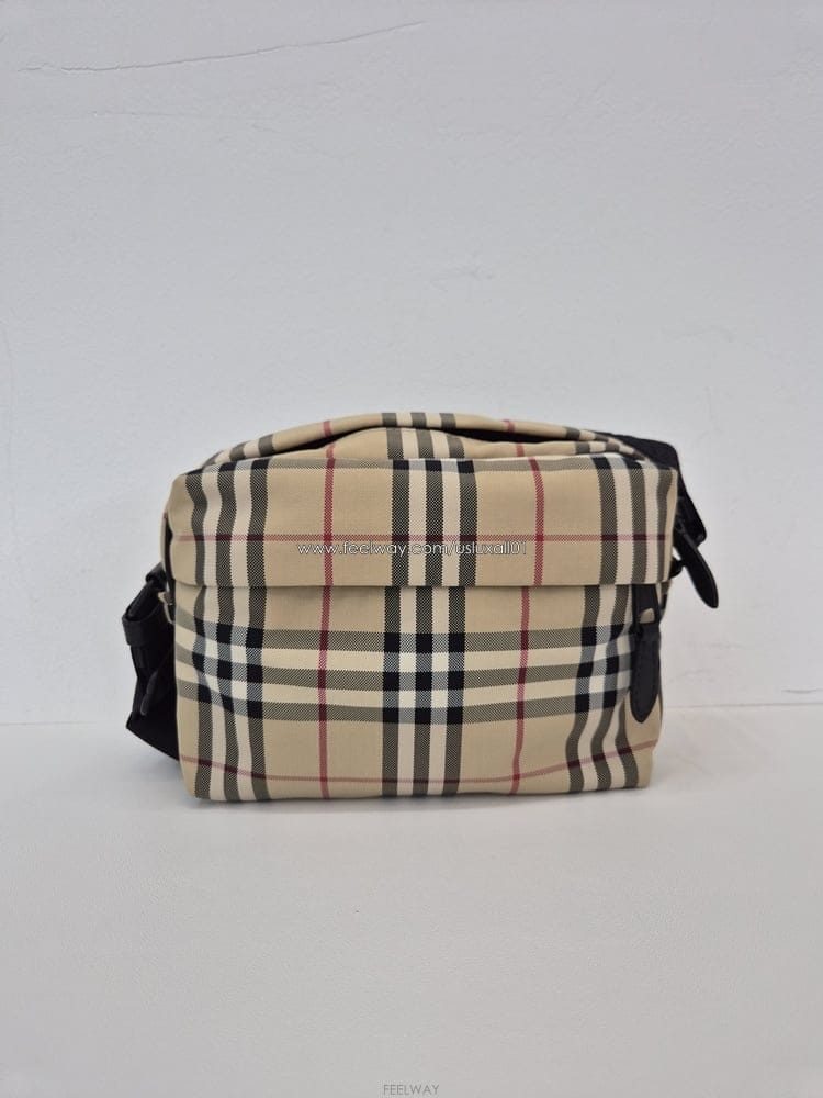 Burberry [�߰� ��ǰ ������ �����] ������ ��ī�̺� ������ ��Ƽ�� üũ ũ�ν��� 8084111[�߰� ��ǰ ������ �����] ������ ��ī�̺� ������ ��Ƽ