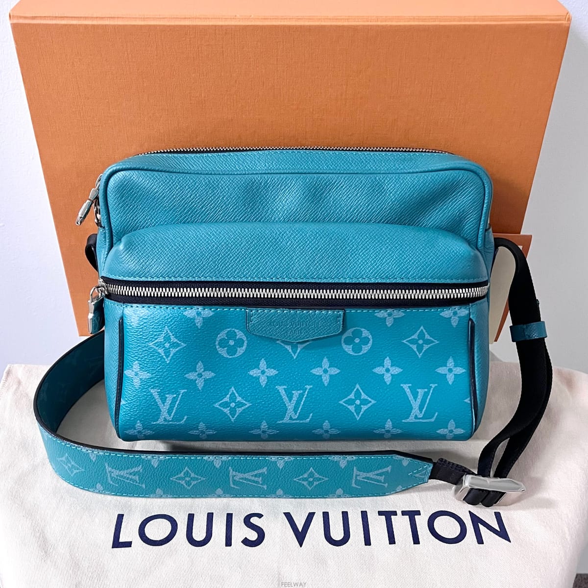 Louis Vuitton [������] ���̺��� Ÿ�̰� �ƿ����� ũ�ν��� �޽����� ���� M30241[������] ���̺��� Ÿ�̰� �ƿ����� ũ�ν��� �޽����� ��