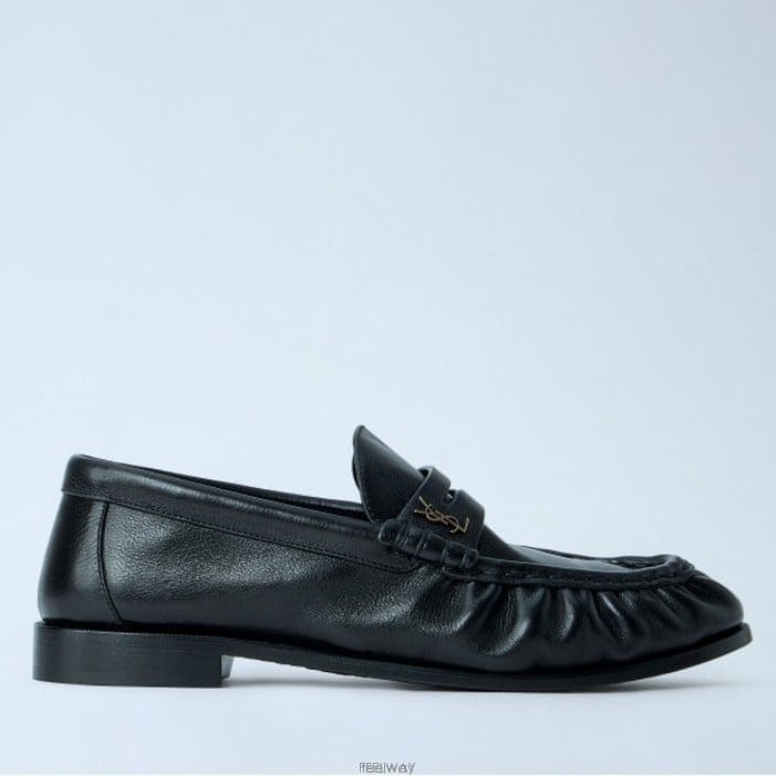 26 FW 생로랑 Le Loafer 카산드레 로고 매트 레더 로퍼 818908 25VAA 1000