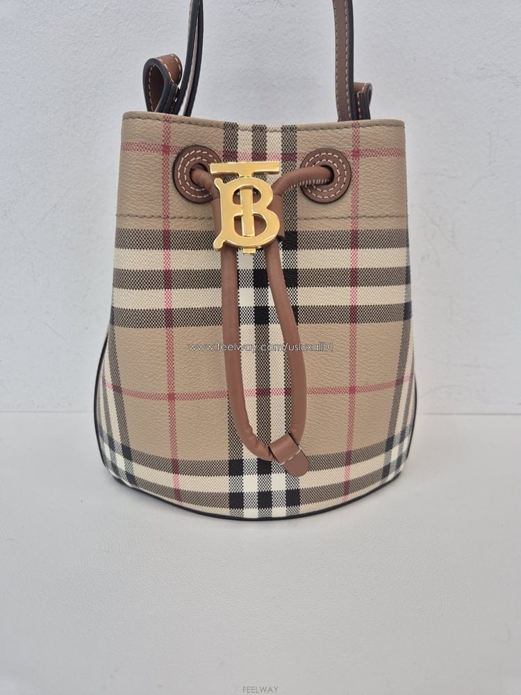 Burberry [�߰� ��ǰ ������ �����] ������ TB �ΰ� �̴� ��Ŷ ũ�ν��� 8096040[�߰� ��ǰ ������ �����] ������ TB �ΰ� �̴� ��Ŷ ũ
